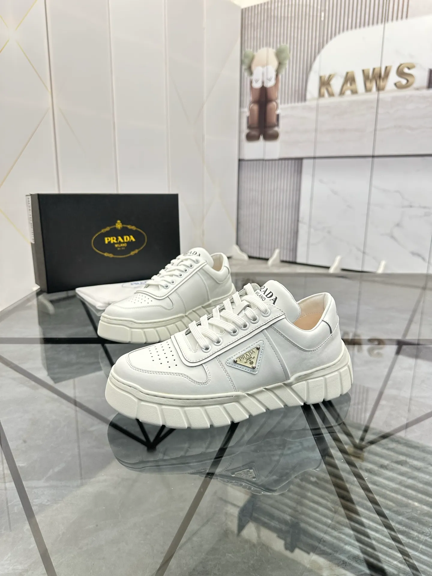 Men's shoes: 💰P420¥ Product trademark: Prada *"Prada*" low-top casual shoes Regular size: 38-44 (can be customized to 45) Product materials: imported cowhide upper, sheepskin lining, original outsole. Number: 020